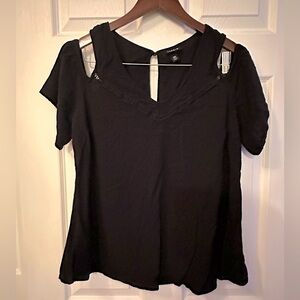 Torrid black top V-neck cut out‎ shoulders Sz 00/M/L
